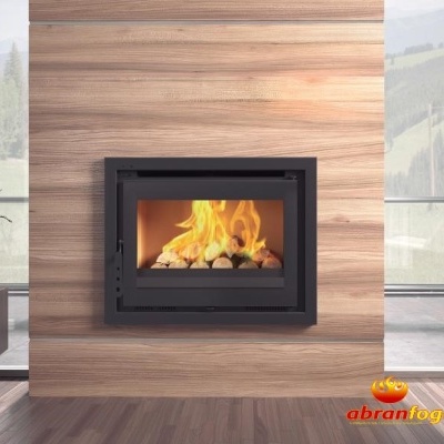 Lareira embutida em parede de madeira com fogo