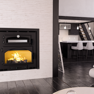 Lareira embutida em parede branca com fogo e cozinha moderna ao fundo