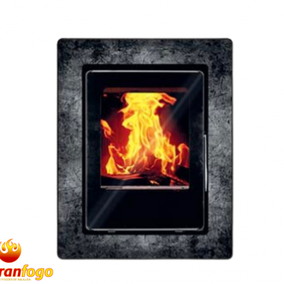 Lareira a lenha ou salamandra com porta de vidro e chama visível