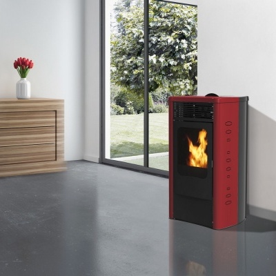 Estufa vermelha e preta com fogo visível na sala moderna clara