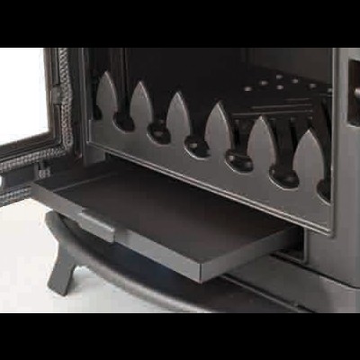 fogão a lenha preto com porta de vidro aberta e prateleira deslizante