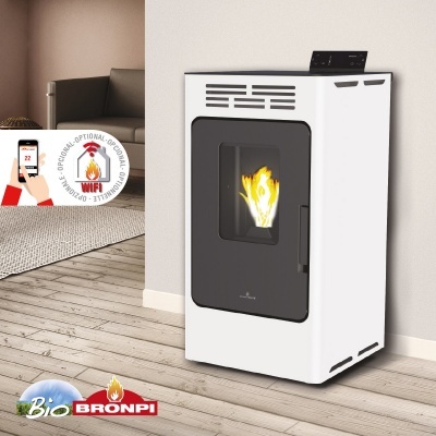 Aquecedor branco com porta preta e chama visível, controles WIFI em sala clara.