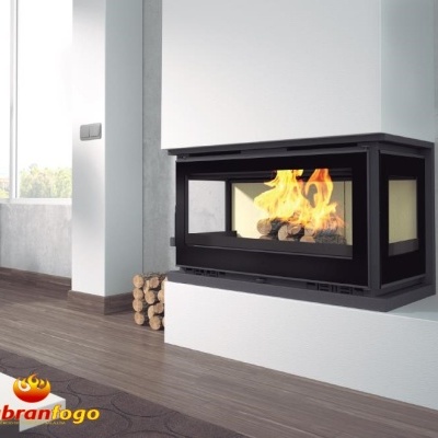 Lareira moderna embutida com vidro e chamas visíveis em sala com chão de madeira.