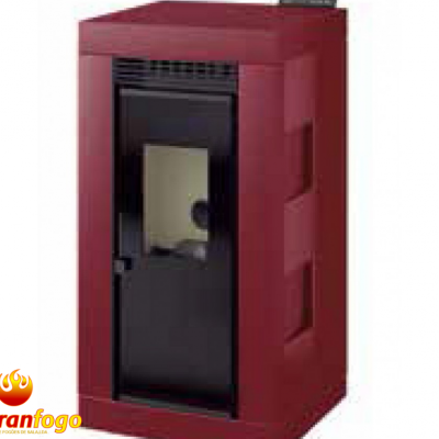 Estufa vermelha de pellets com porta de vidro preto e logótipo Abranfogo