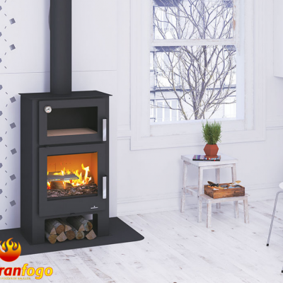 Fogão a lenha preto com vidro e forno numa sala branca clara