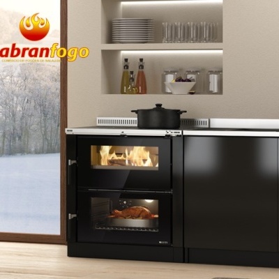 Fogão de cozinha preto com forno e fogo visível e logo abranfogo na parede