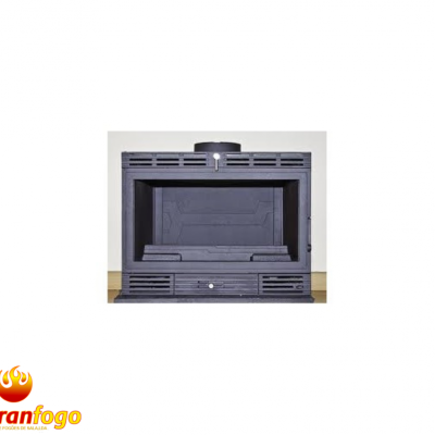 Lareira metálica cinza escuro embutida em parede clara com piso de madeira.