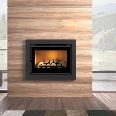 Lareira embutida com moldura preta numa parede de madeira clara