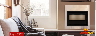 Lareira embutida preta com painel metálico perfurado num ambiente interior com cadeira e janela