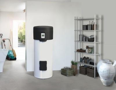 Termoacumulador branco com tampa preta e painel digital numa sala com prateleira branca e objetos decorativos