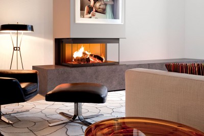 Sala de estar moderna com lareira, poltrona preta, sofá bege e mesa de centro em madeira