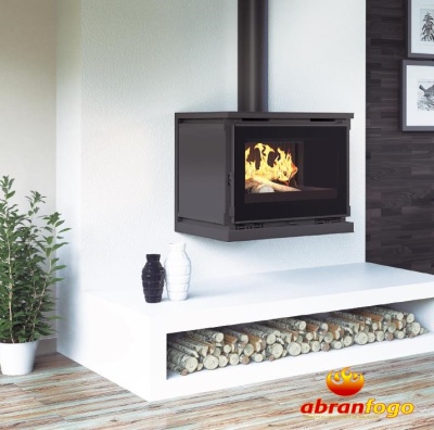 Lareira suspensa preta com vidro, prateleira branca com madeira e planta ao lado