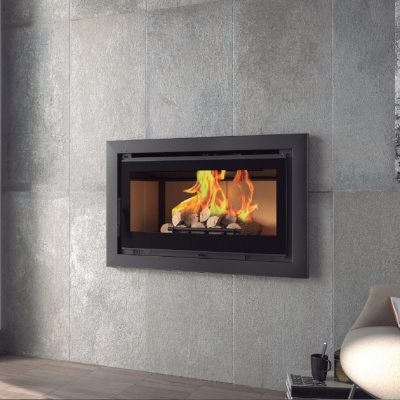 Lareira moderna embutida numa parede cinza texturizada com chamas visíveis