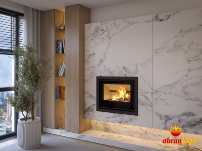 Lareira embutida em mármore branco e madeira claro com estante e planta ao lado, junto a janela
