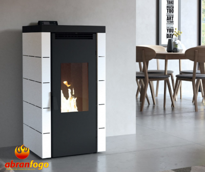 Lareira ou salamandra moderna branca com linhas pretas e chamas visíveis