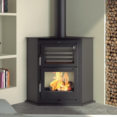 Lareira preta de canto com fogo aceso, livros e lenha perto