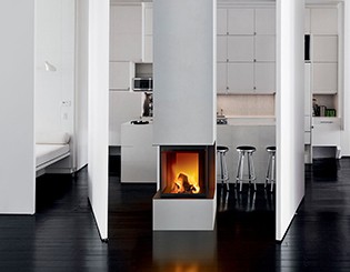 Interior moderno com lareira embutida e cozinha branca ao fundo