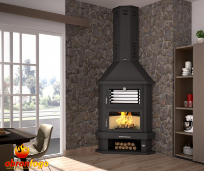 Lareira a lenha preta numa sala com parede de pedra e chão de madeira