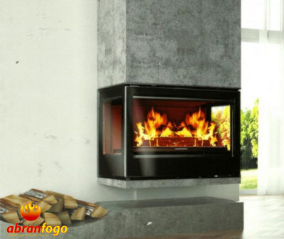 Lareira moderna em vidro e metal preto com fogo aceso numa estrutura de cimento cinza