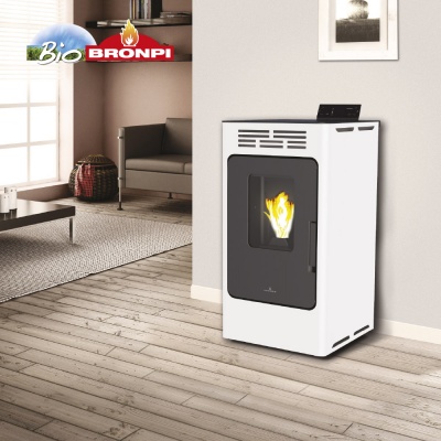 Estufa de pellets branca Bio Bronpi com chama visível