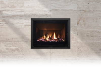 Lareira embutida de vidro com moldura preta e chamas visíveis numa parede bege claro