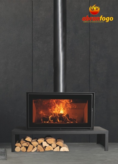 Lareira moderna preta com fogo e lenha empilhada