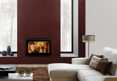 Sala de estar com lareira embutida, sofá branco, almofadas castanhas e mesa de centro branca