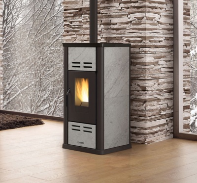 termestufa de pedra clara com porta em vidro num interior moderno