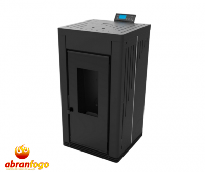 Estufa preta metálica com painel digital azul no topo e logótipo abranfogo