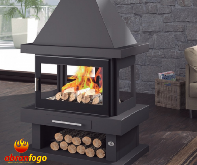 Lareira fechada moderna em metal cinza escuro com vidro e madeira