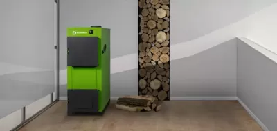 Caldeira verde e preta com pilha de troncos de madeira junto a parede cinzenta com padrão ondulado