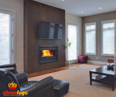 Lareira moderna embutida com fogo aceso numa sala de estar clara e mobiliário escuro