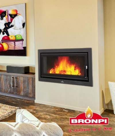 Lareira embutida preta com fogo aceso numa parede bege interior