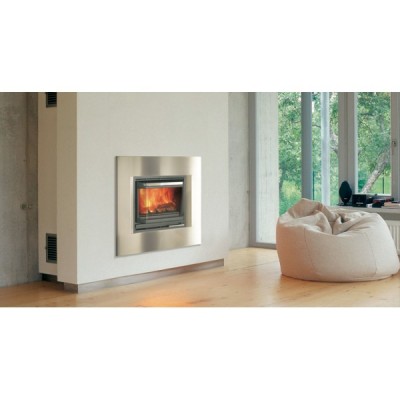 Lareira moderna embutida com moldura metálica e puff perto da janela