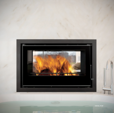 Lareira embutida com fogo numa parede clara, vista parcial de banheira com água