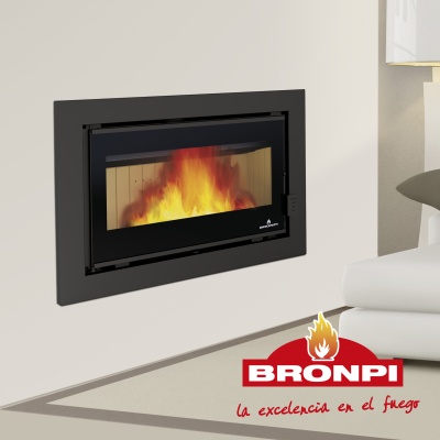 Lareira embutida preta com chamas visíveis na parede branca e logótipo BRONPI vermelho