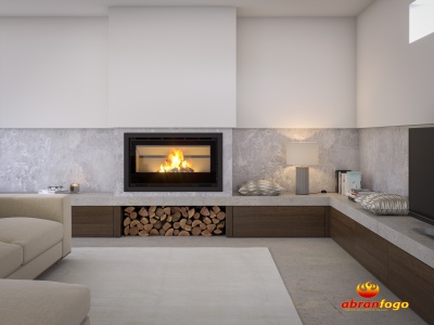 Lareira embutida com móveis de madeira e sofá cinza em sala moderna
