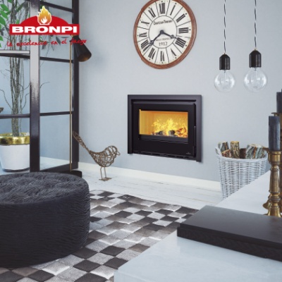 Salamandra embutida na parede numa sala com decoração moderna e relógio grande na parede