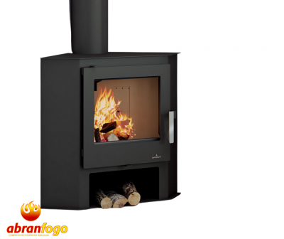 Lareira preta de metal com vidro e fogo aceso