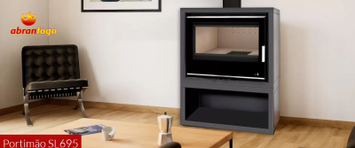 Lareira metálica preta Portimão SL 695 numa sala com cadeira e mesa