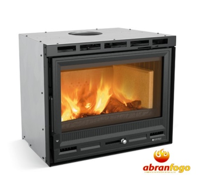 Lareira metálica cinza e preta com fogo aceso e logótipo abran fogo