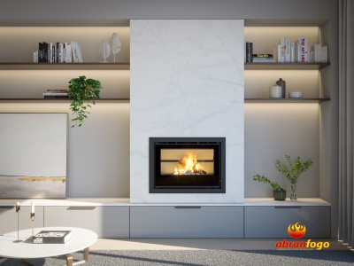 Lareira embutida em parede branca tipo mármore com estantes cinza e iluminação integrada