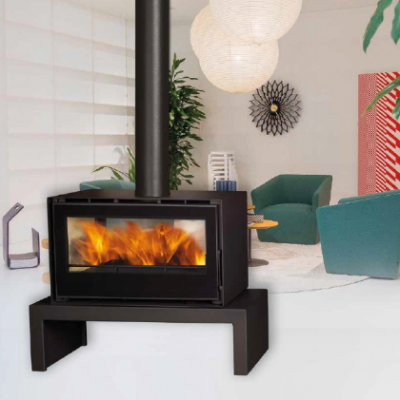 Lareira metálica preta com fogo visível num ambiente interior moderno com poltronas verdes e candeeiro branco