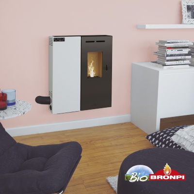 Lareira parede branca e preta acesa numa sala moderna com chão de madeira e paredes rosas.