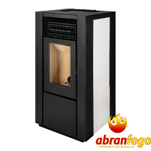 Estufa de pellets preta com laterais brancas e porta de vidro