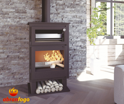 Lareira metálica preta com forno e vidro, madeira na base, contra parede de pedra num ambiente moderno