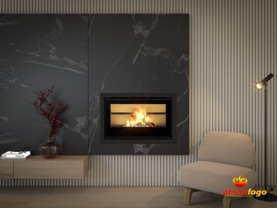 Lareira embutida moderna em painel marmoreado com cadeira bege e luminária ao lado