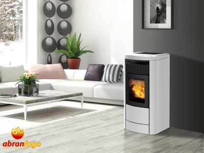 Lareira a pellets branca com chama visível em sala moderna