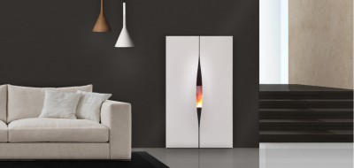 Sala moderna com sofá bege, candeeiros pendentes, armário branco iluminado e escadas de cimento