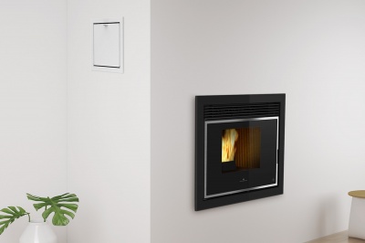 Lareira embutida de parede preta com chama visível